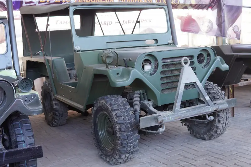 Jeep klasik bekas perang yang direstorasi oleh komunitas pecinta Jeep di Indonesia